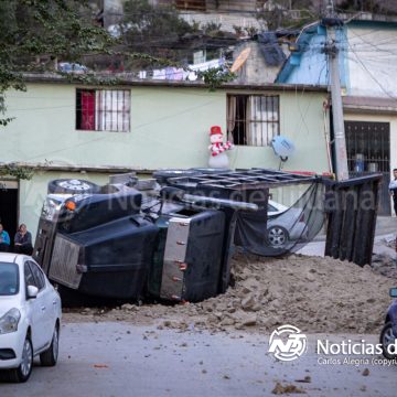 Volcadura de camión de carga paraliza el tráfico en Mariano Matamoros Norte