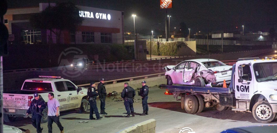 Patrulla y auto particular chocan en bulevar 2000; un agente resulta herido