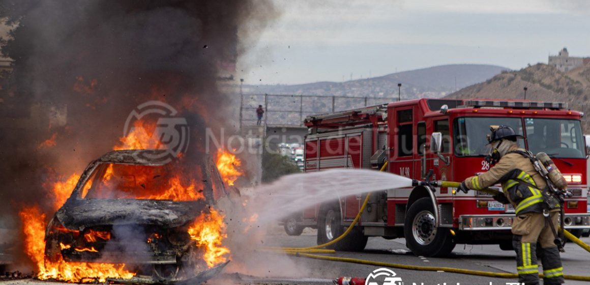 Incendio consume por completo un vehículo en el bulevar 2000; conductor resulta ileso