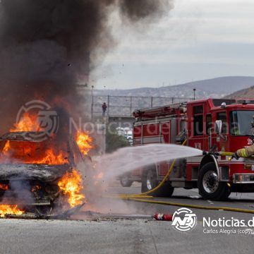 Incendio consume por completo un vehículo en el bulevar 2000; conductor resulta ileso