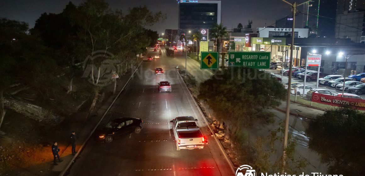 Tesla choca en la Vía Rápida Oriente; dos jóvenes resultan ilesos