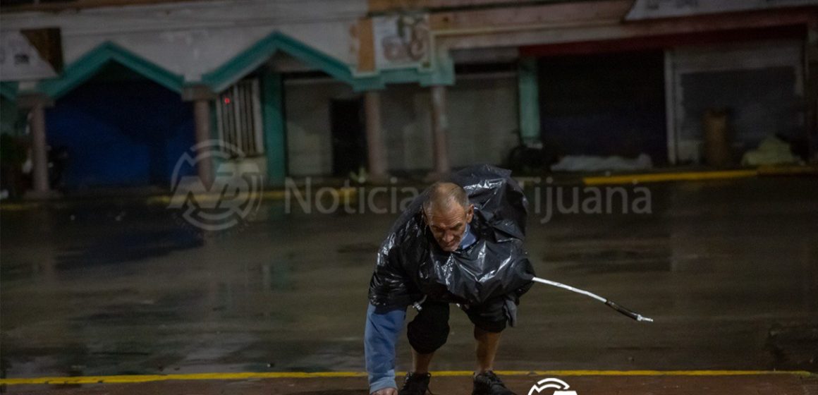 Personas en situación de calle enfrentan noche lluviosa y temperaturas de 8 grados en Zona Centro