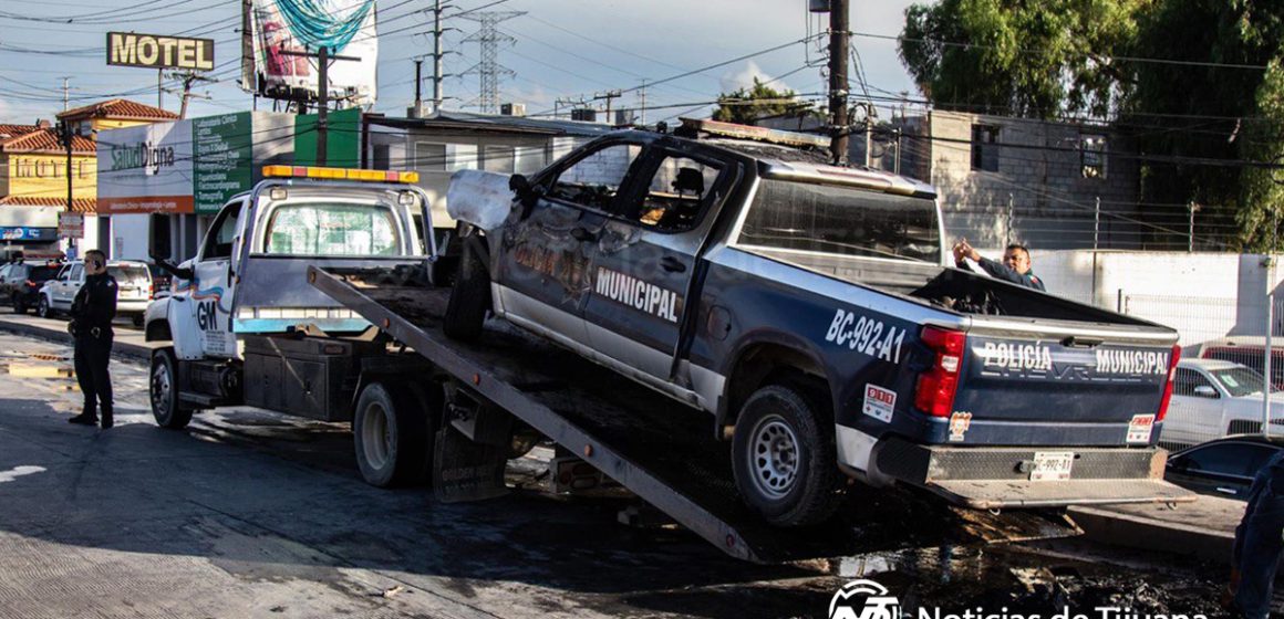 Patrulla municipal arde en pleno bulevar Cucapah