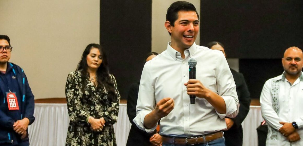 Román Cota inspira a jóvenes en la Expo Universidades 2025