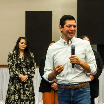 Román Cota inspira a jóvenes en la Expo Universidades 2025