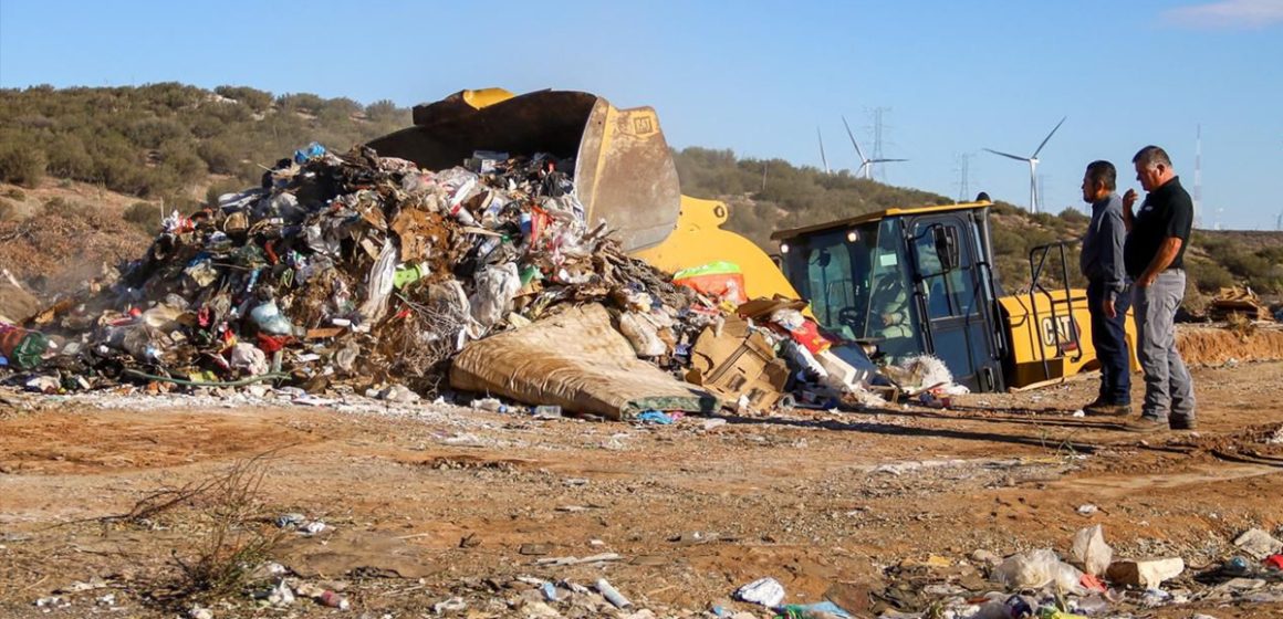 Inician limpieza de tiradero clandestino en La Rumorosa; retiran hasta 150 toneladas de basura