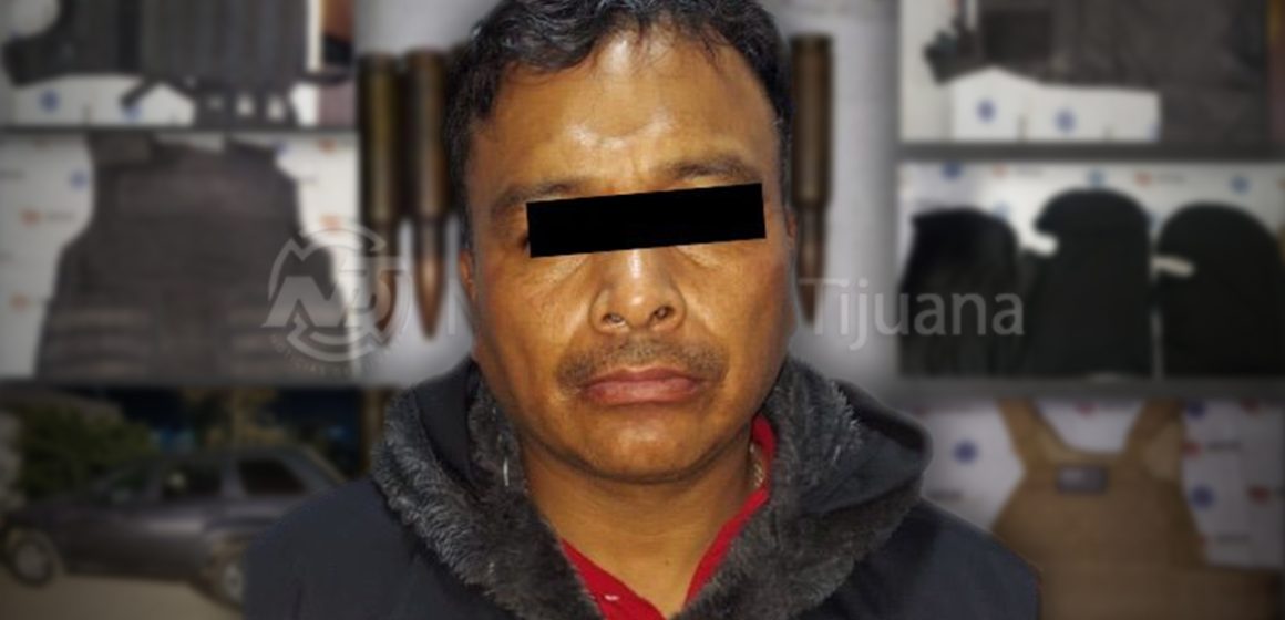 Detienen a hombre con vehículo robado, cartuchos y equipo táctico en Tijuana