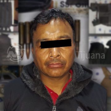 Detienen a hombre con vehículo robado, cartuchos y equipo táctico en Tijuana