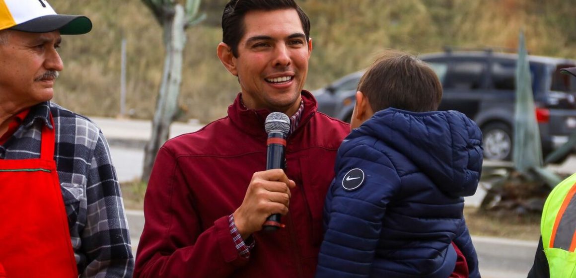 Román Cota avanza en el rescate de camellones en Tecate con apoyo de empresas locales