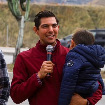 Román Cota avanza en el rescate de camellones en Tecate con apoyo de empresas locales