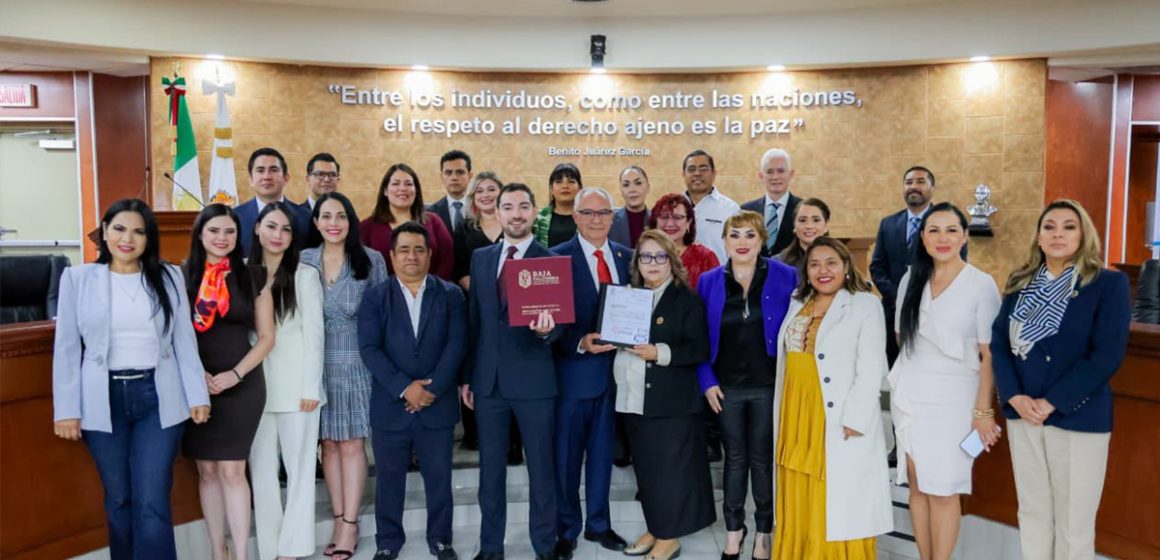 Entrega Alfredo Álvarez Cárdenas el Cuarto Informe de Gobierno de Marina del Pilar al Congreso del Estado