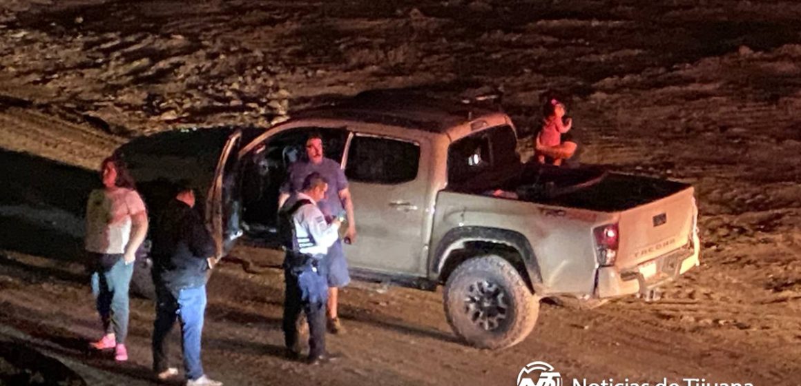 1. Familia se salva tras caer a barranco en el Bulevar 2000