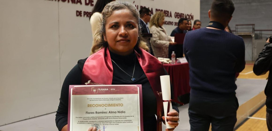 Celebran ceremonia de graduación de primera generación de Preparatoria Abierta