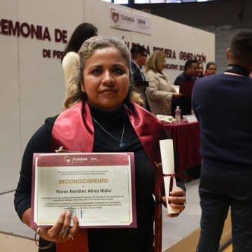 zxczx Celebran ceremonia de graduación de primera generación de Preparatoria Abierta