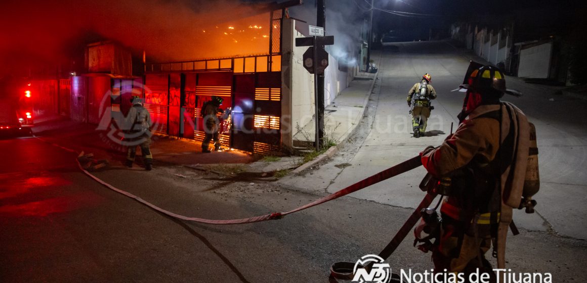 Bomberos combaten doble incendio en la colonia Unión