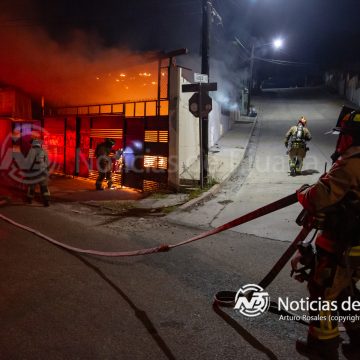 Bomberos combaten doble incendio en la colonia Unión