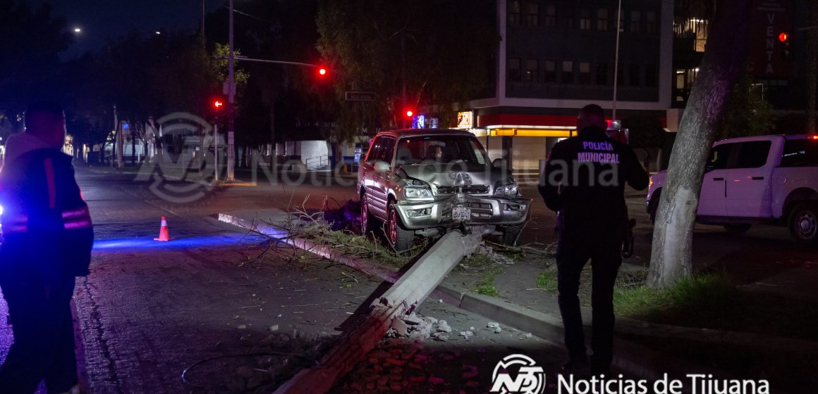 Camioneta derriba árbol y poste frente a la FGE; conductor huyó del lugar