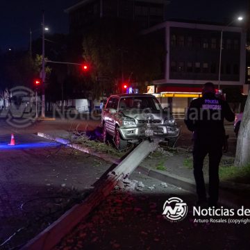 Camioneta derriba árbol y poste frente a la FGE; conductor huyó del lugar