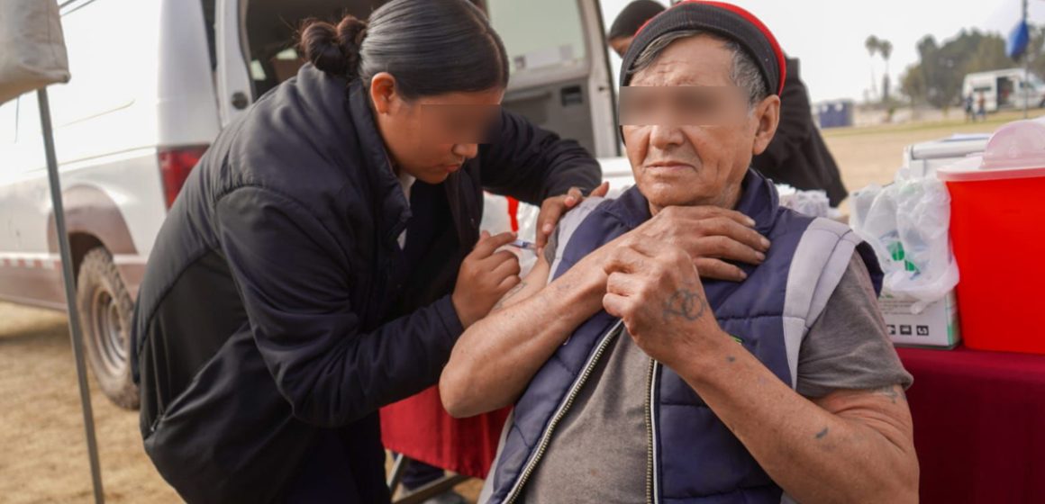 Ofrecen vacunas invernales para toda la población en Baja California