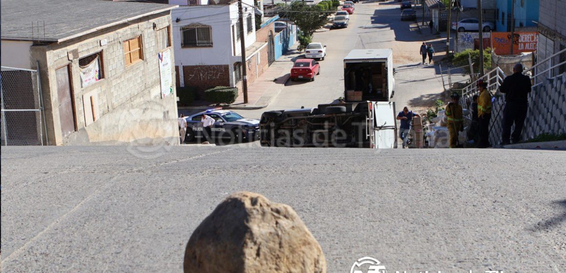 1 Camioneta de reparto termina volcada en Campestre Murúa