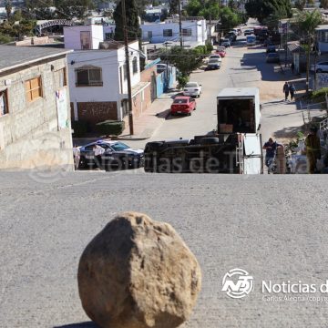 Camioneta de reparto termina volcada en Campestre Murúa
