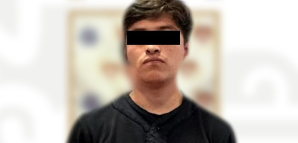 Detienen a hombre por consumo de drogas y cohecho en parque