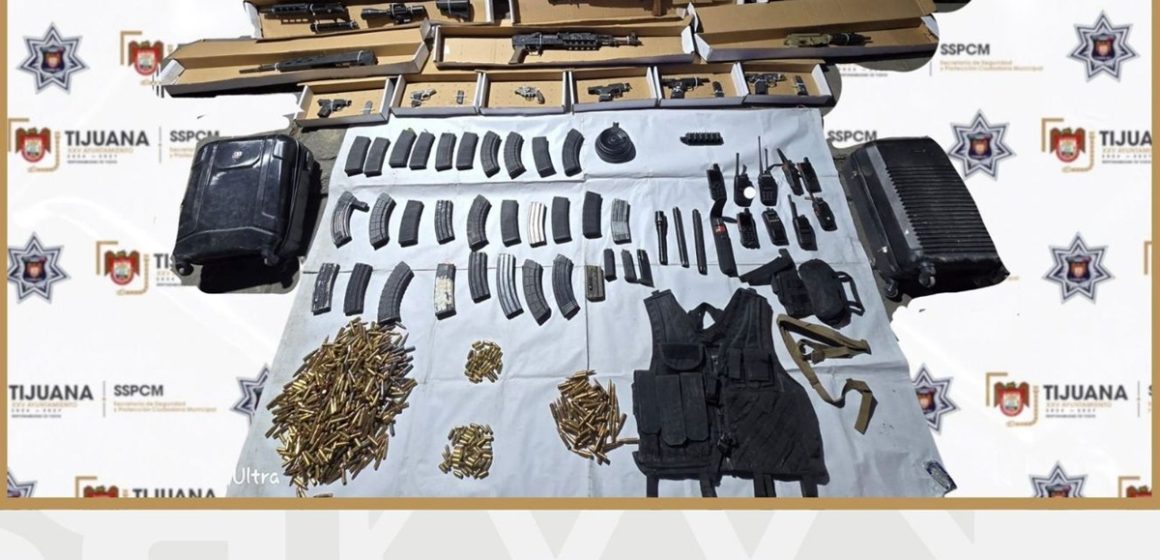 Localizan vehículo robado en con arsenal en su interior