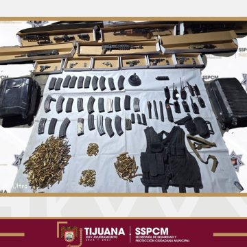 Localizan vehículo robado en con arsenal en su interior