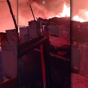 1 Incendio consume tres viviendas en asentamiento irregular