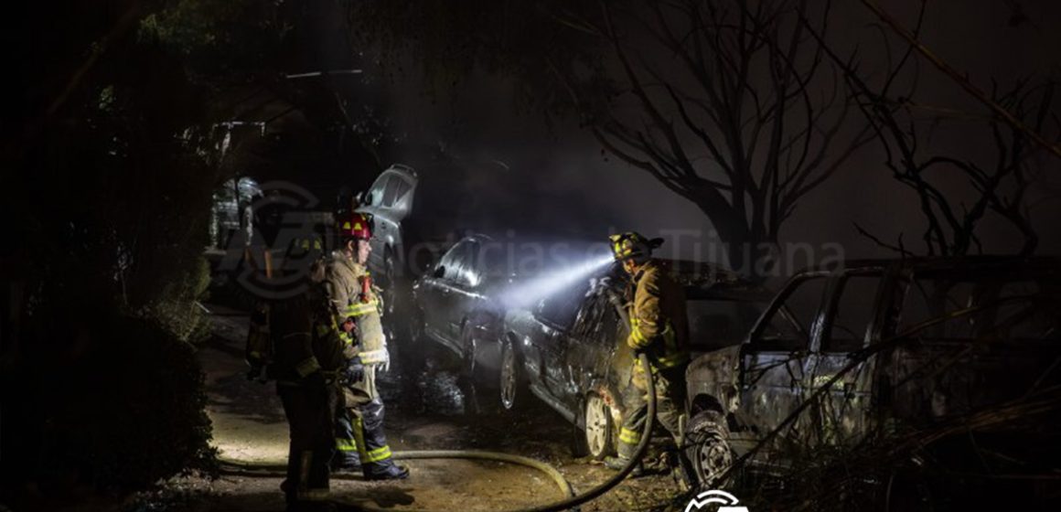 1 Incendio consume vivienda y vehículos en la colonia Grantenochtitlan