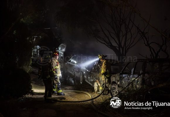 Incendio consume vivienda y vehículos en la colonia Grantenochtitlan