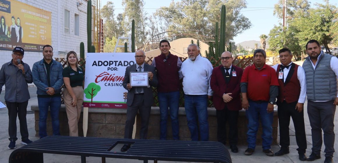 Grupo caliente adopta el camellón 42 en Tecate