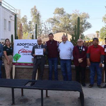 Grupo caliente adopta el camellón 42 en Tecate