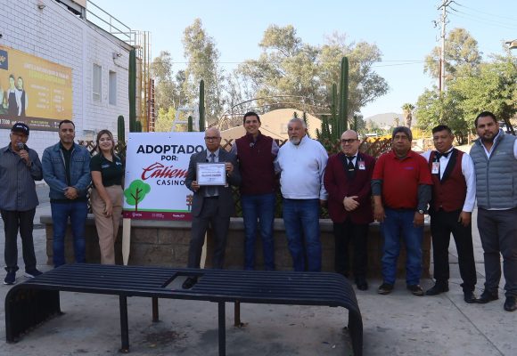 Grupo caliente adopta el camellón 42 en Tecate