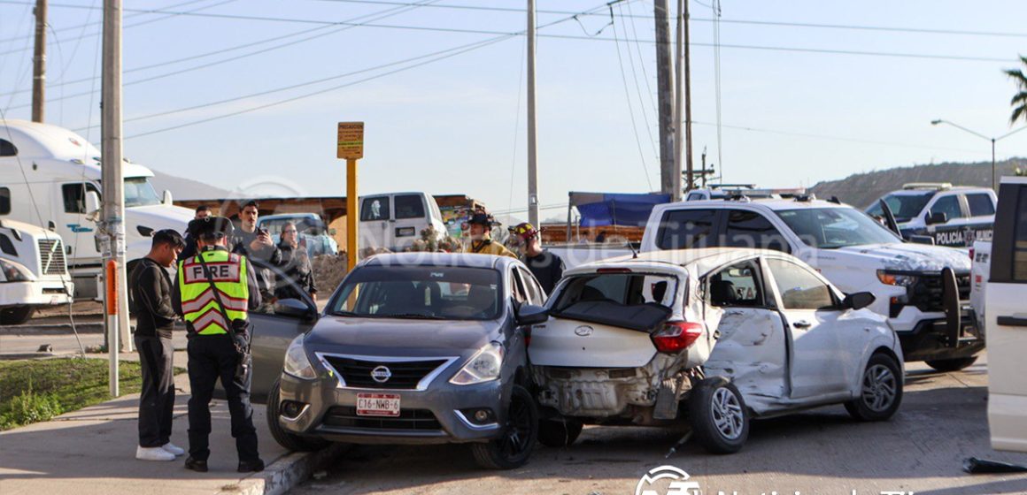 Patrulla choca contra vehículo en El Florido; un oficial resultó lesionado