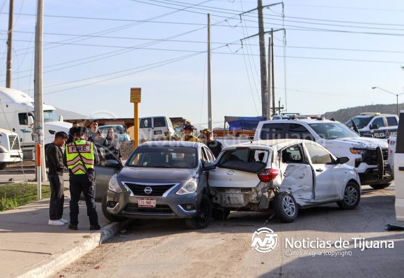 Patrulla choca contra vehículo en El Florido; un oficial resultó lesionado