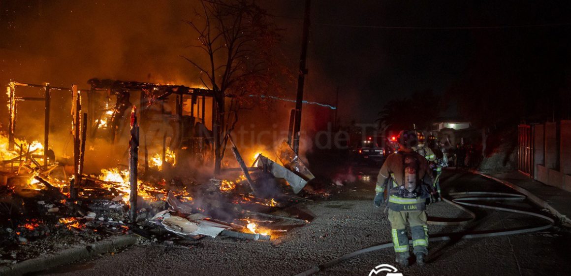 Bomberos controlan incendio en vivienda de madera
