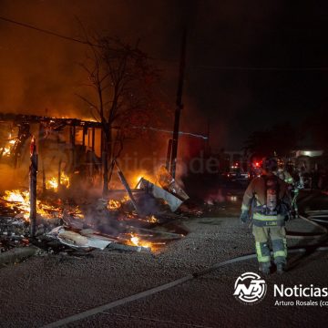 Bomberos controlan incendio en vivienda de madera