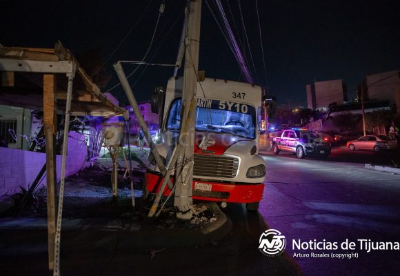 Camión de Altisa se queda sin frenos en Lomas de San Martín