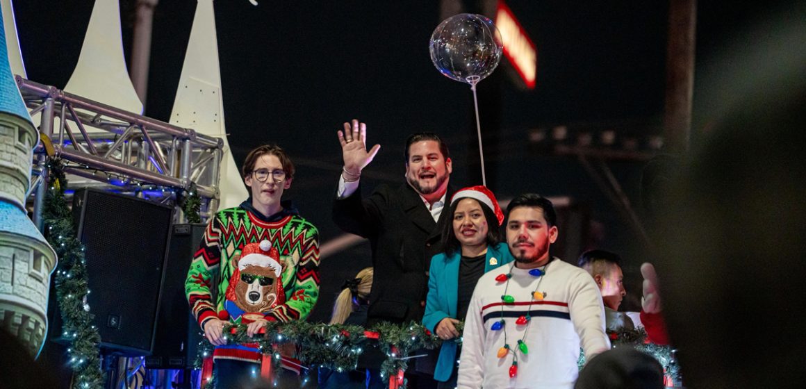 Encabeza alcalde caravana navideña y entrega de cenas en Tijuana