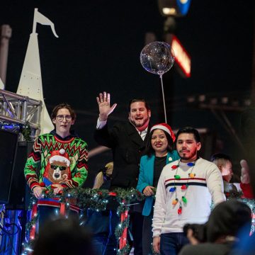 1 Encabeza alcalde caravana navideña y entrega de cenas en Tijuana