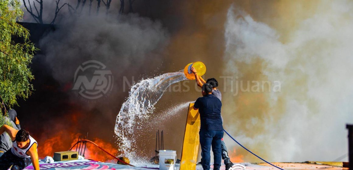 11 Voraz incendio arrasa con viviendas en Camino Verde; siete casas afectadas