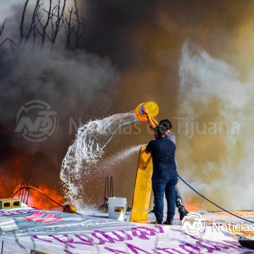 11 Voraz incendio arrasa con viviendas en Camino Verde; siete casas afectadas