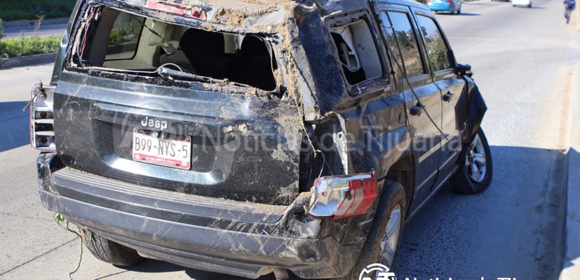 2 joven conductor sufre volcadura en el Libramiento Sur