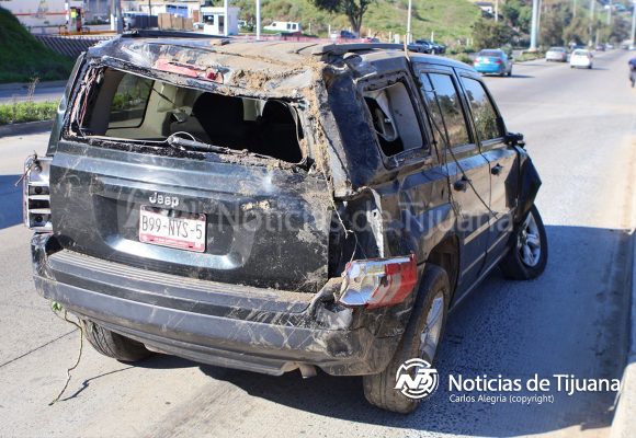 joven conductor sufre volcadura en el Libramiento Sur