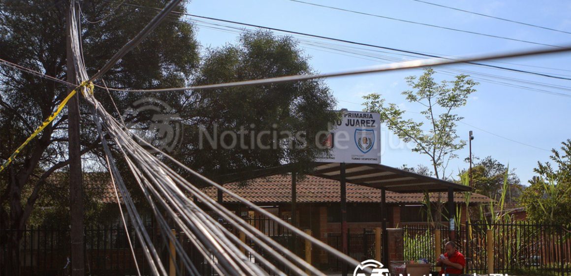 Poste a punto de caer genera alarma frente a primaria en El Soler