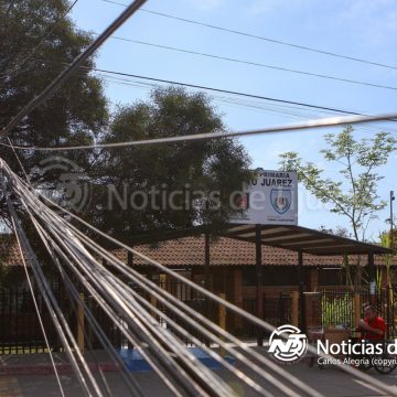 2 Poste a punto de caer genera alarma frente a primaria en El Soler