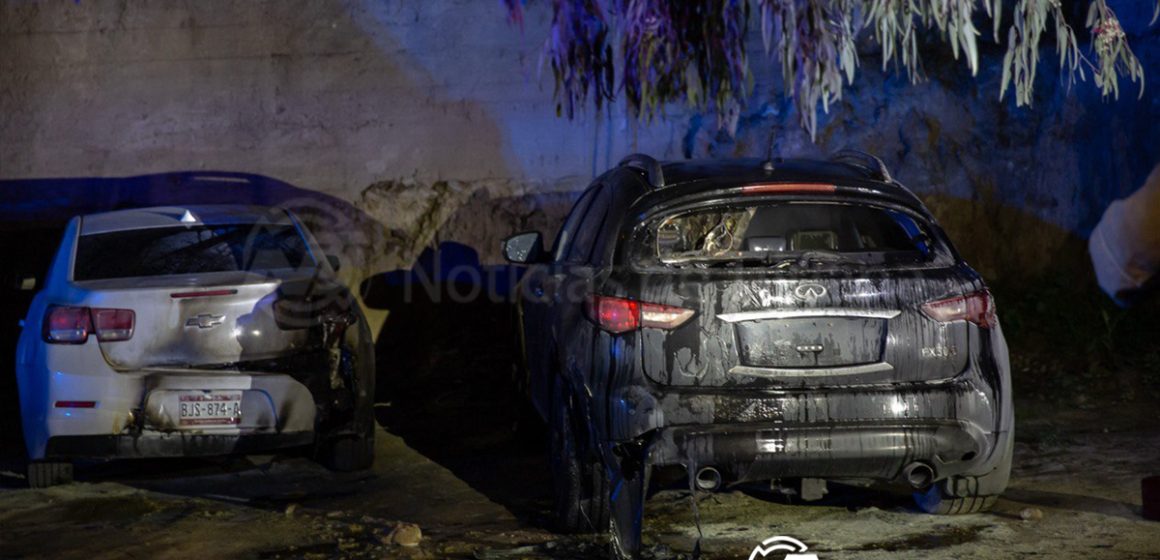 Incendian dos vehículos en terreno baldío de la colonia La Cima
