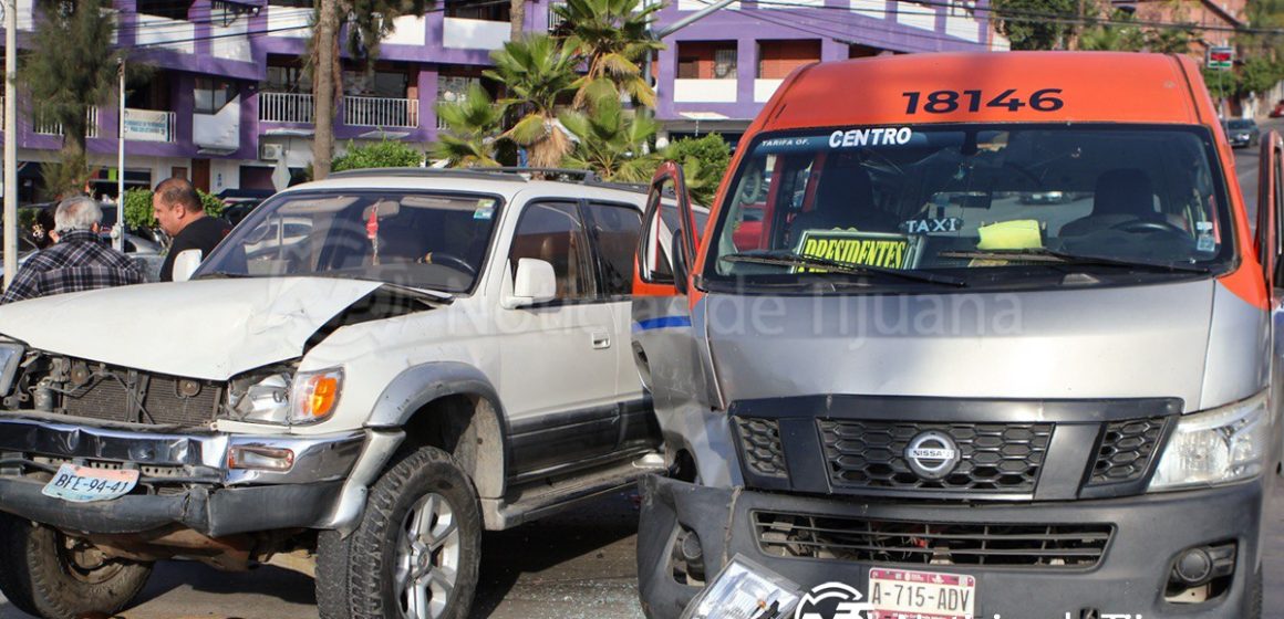 3 Mujer a bordo de una Toyota se pasa el semáforo y provoca choque en el “Insurgentes”