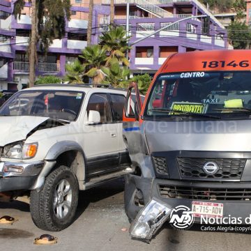 3 Mujer a bordo de una Toyota se pasa el semáforo y provoca choque en el “Insurgentes”